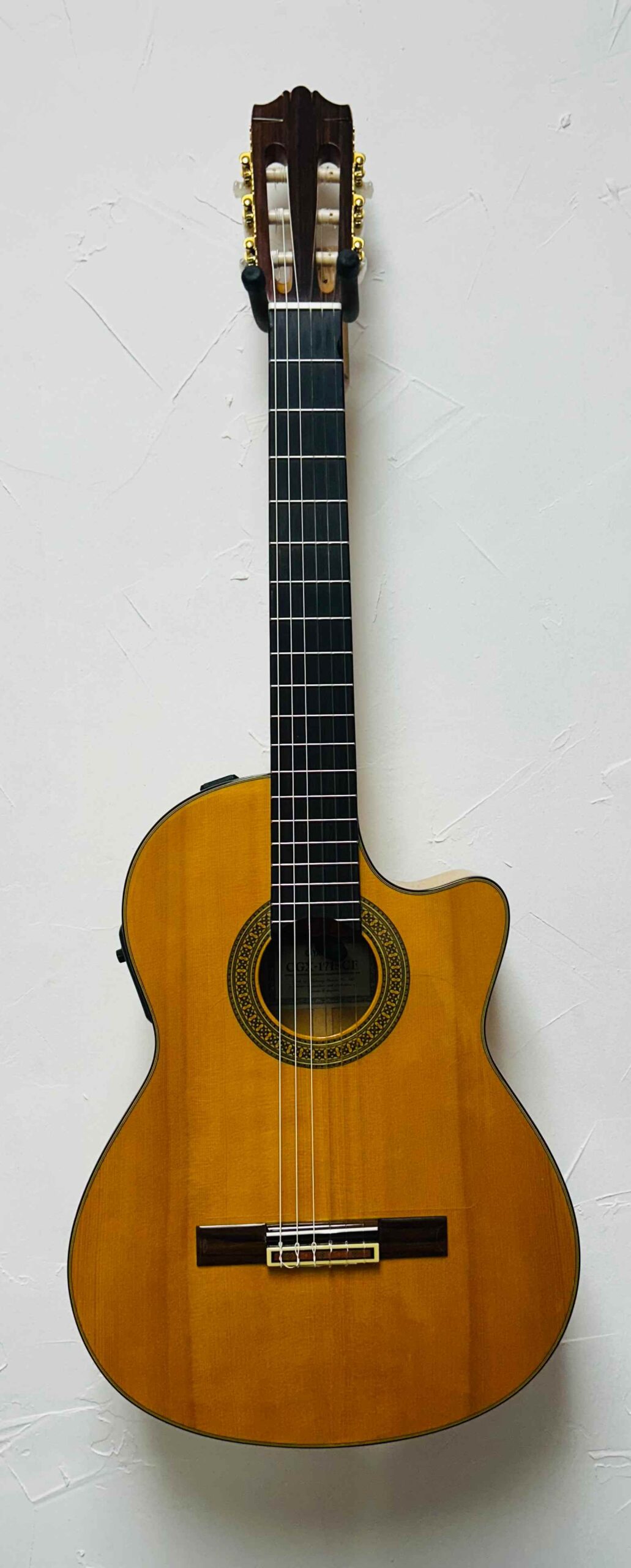 Yamaha CGX-171SCF w/Hard Case